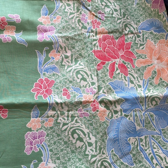 2 yards printed batik fabric/sarong, pale green w/floral print - Picture 7 of 9